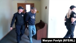 Фото до матеріалу: У Львові чоловік з ножем захопив дитину у заручники під час перевірки документів
