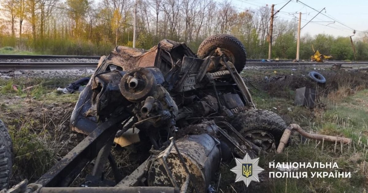 Фото до матеріалу: Трагедія на Львівщині: поїзд Київ-Ужгород зіткнувся з автокраном, загинули двоє