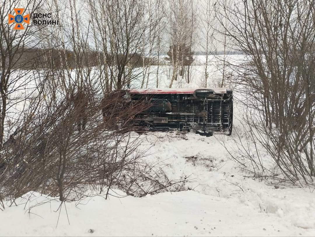 Фото до матеріалу: Аварія біля Руди: автомобіль перекинувся, жінку госпіталізували