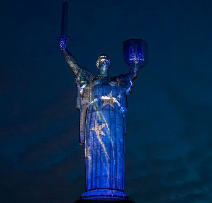 Фото до матеріалу: Київ підсвітили кольорами прапора ЄС на День Європи