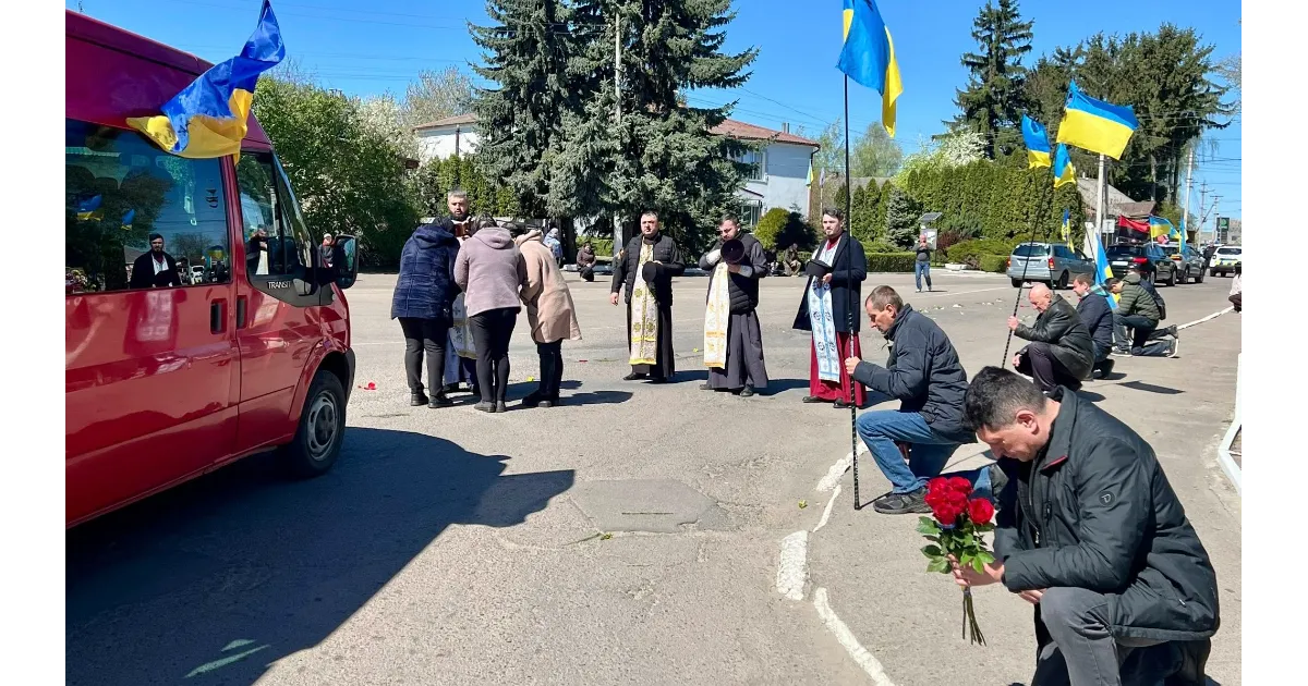 Фото до матеріалу: Живий коридор пам'яті у Демидівці: громада попрощалася з Василем Охримчуком