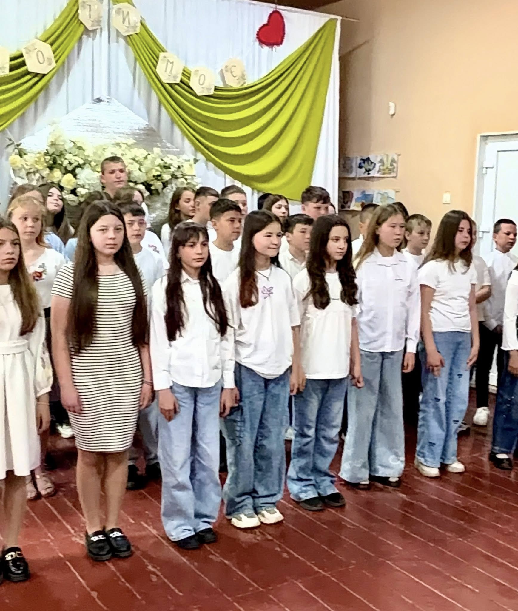 Фото до матеріалу: У Біловарській гімназії відзначили День матері: учні підготували концерт для мам