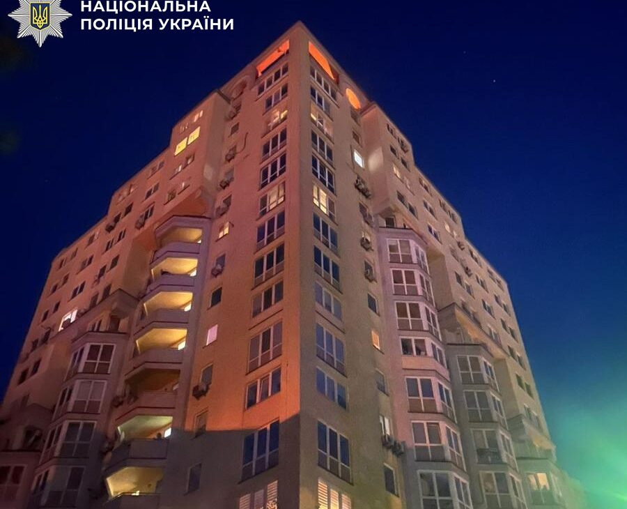 Фото до матеріалу: У Києві уламки дрона впали на дах 16-поверхівки