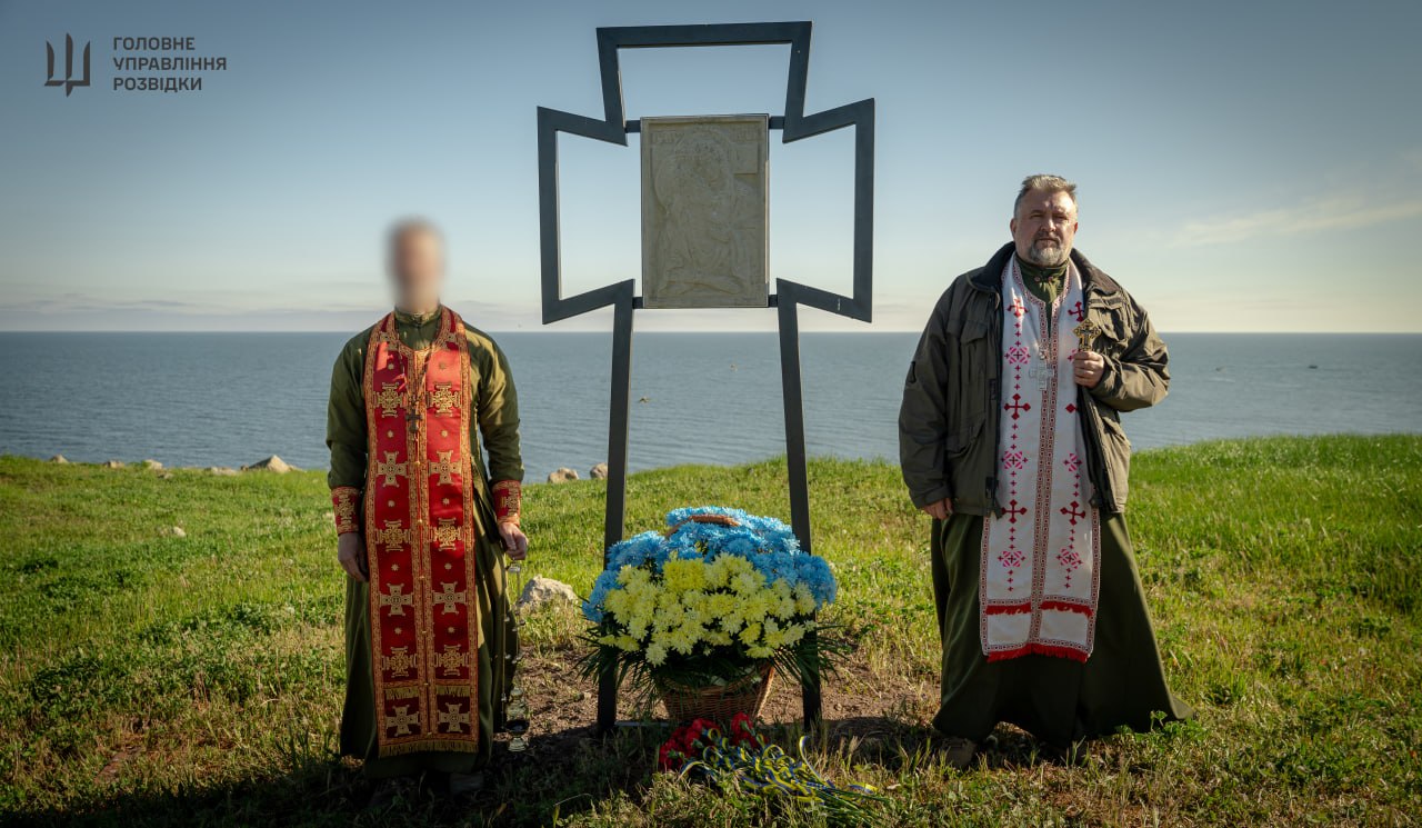 Фото до матеріалу: На Зміїному вшанували пам'ять перших визволителів острова