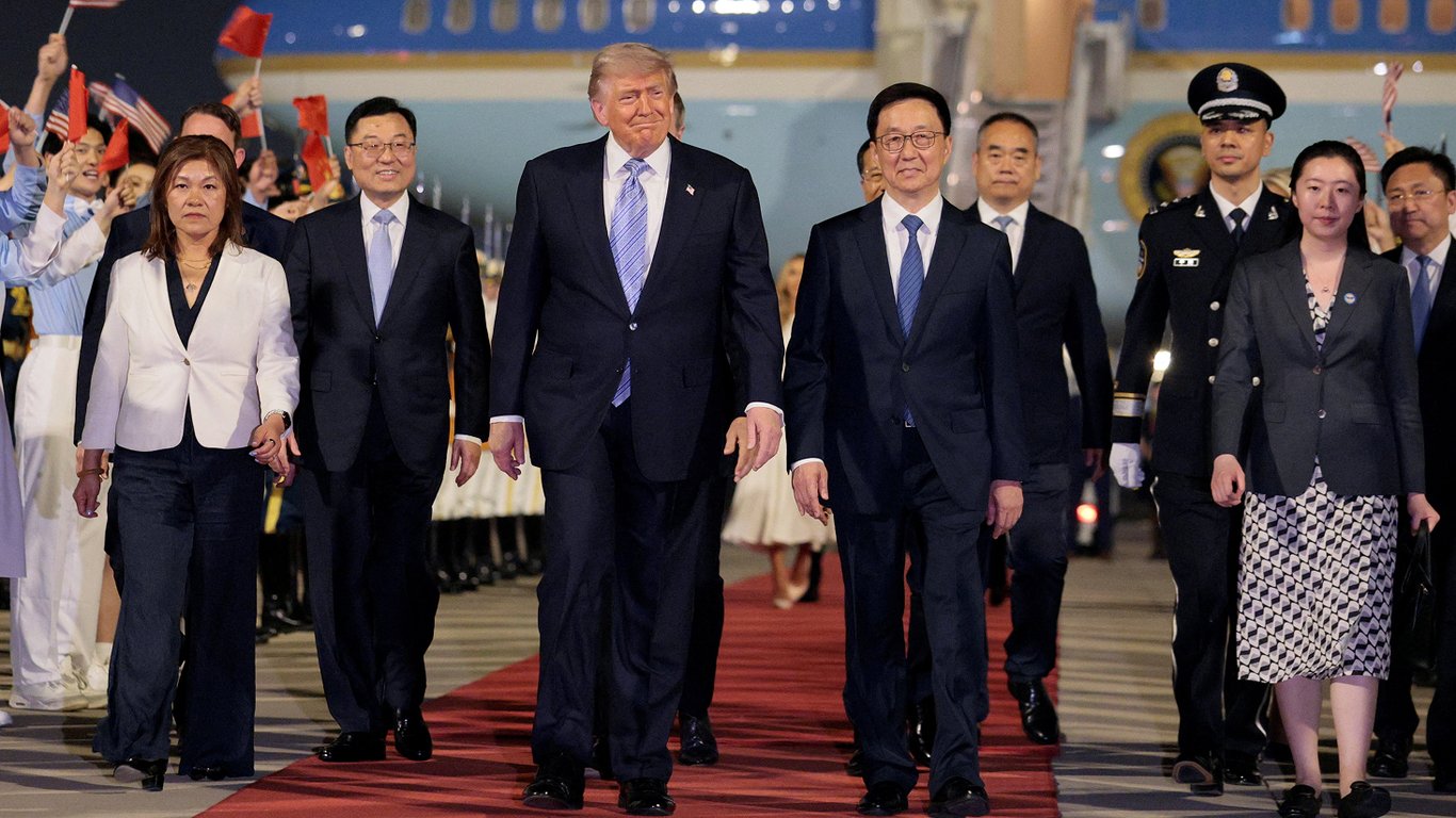 Фото до матеріалу: Трамп прибув до Пекіна для зустрічі з Сі Цзіньпіном