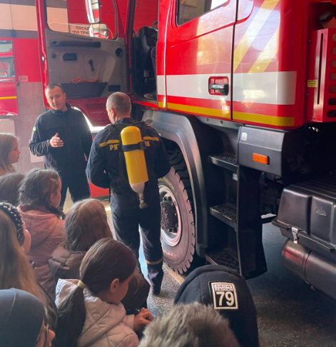 Фото до матеріалу: Шкільна екскурсія до пожежної частини: учні Головницької гімназії дізналися про роботу рятувальників