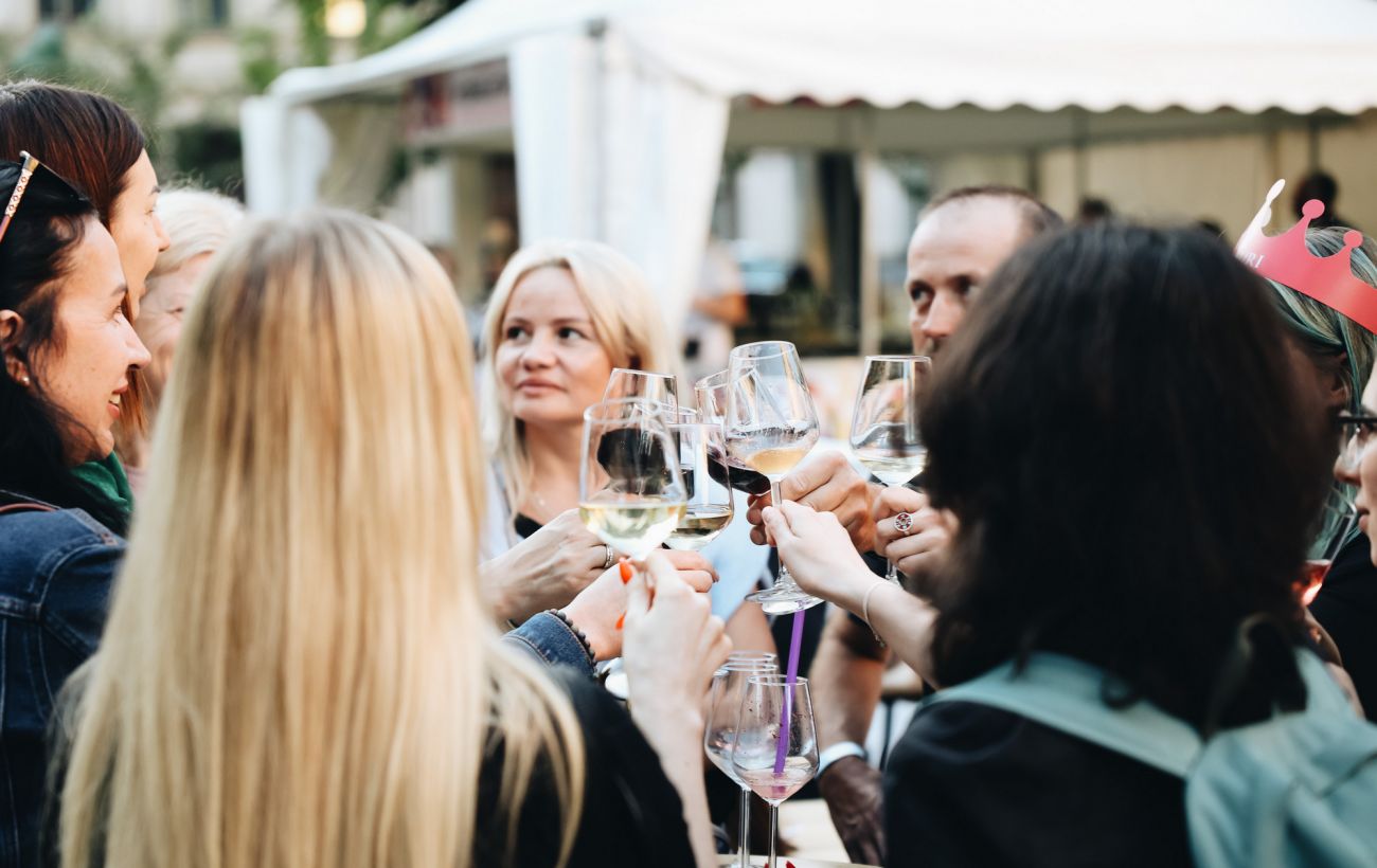 Фото до матеріалу: Ювілейний Ukrainian Wine Festival у Львові: школа сабражу, збір на ЗСУ та 30 виноробів