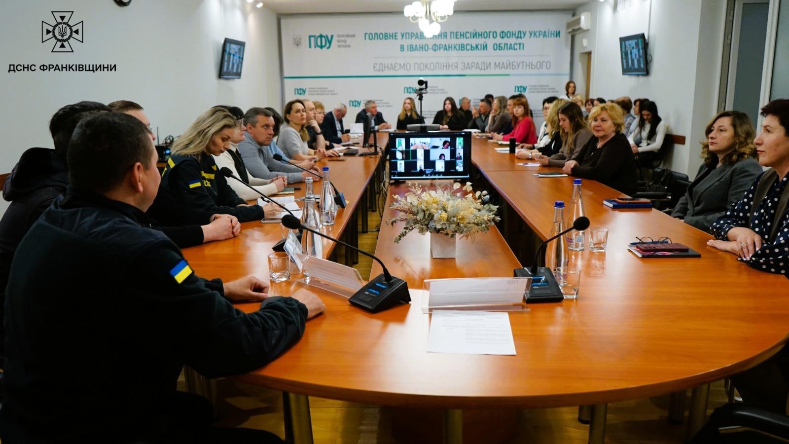 Фото до матеріалу: Рятувальники Івано-Франківщини навчили працівників Пенсійного фонду діяти у надзвичайних ситуаціях