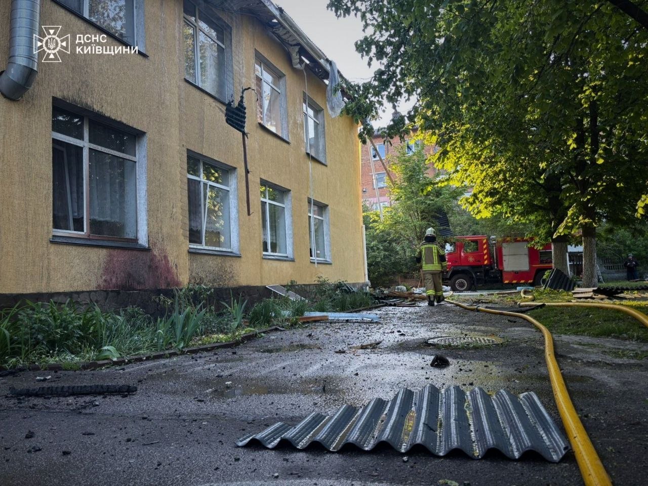 Фото до матеріалу: Нічна атака на Київщину: окупанти поцілили у дитячий садок та житлові будинки (фото)