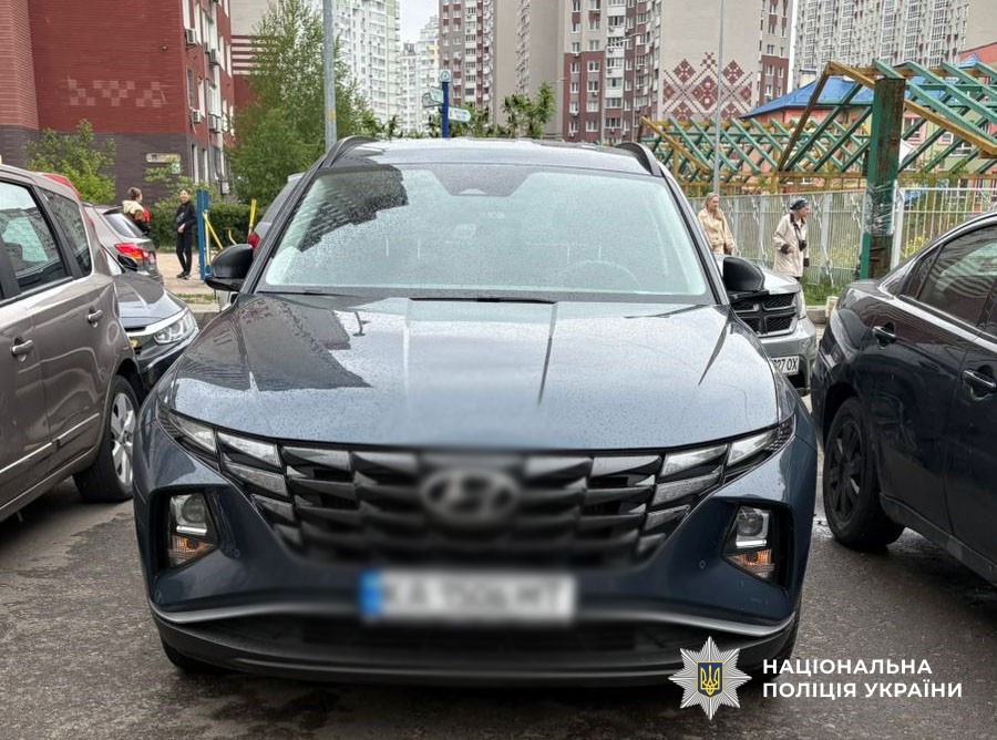 Фото до матеріалу: У Києві водій пошкодив кілька авто та ледь не збив перехожого
