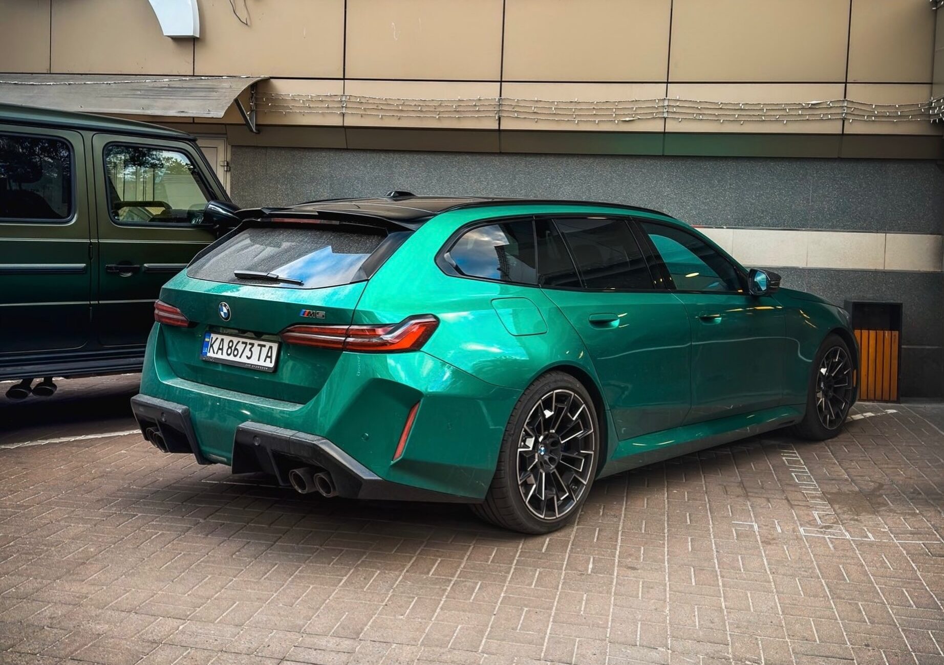 Фото до матеріалу: Яскраво-зелений BMW M5 Touring 2025 року з'явився на вулицях Києва
