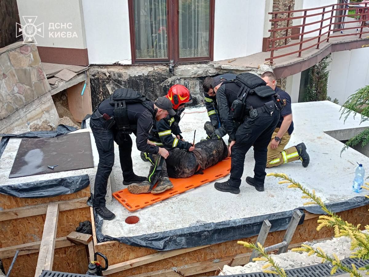 Фото до матеріалу: У Голосіївському районі рятувальники витягли чоловіка з котловану