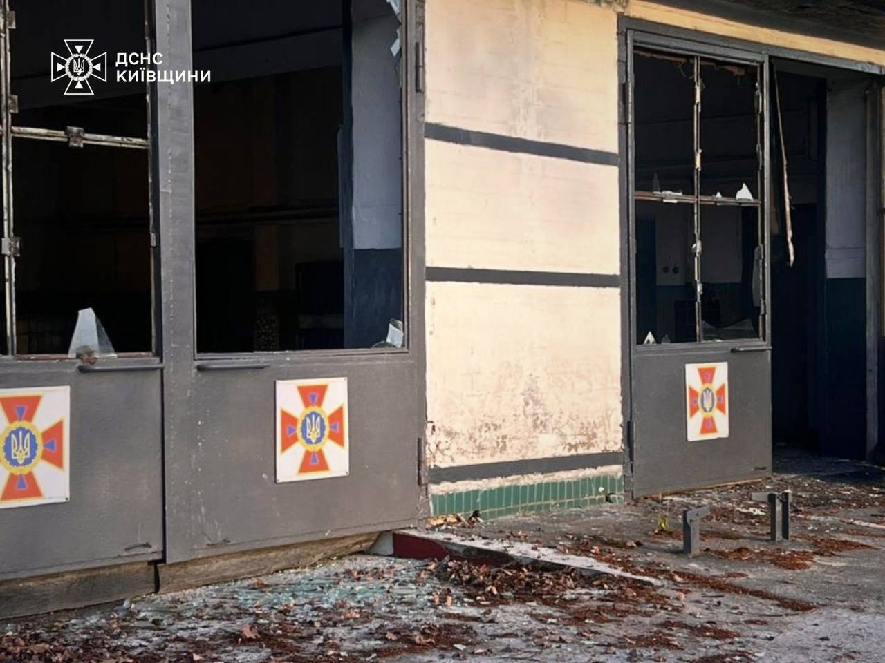 Фото до матеріалу: Нічна атака на Київщину: постраждали сім'я, евакуювали 30 мешканців