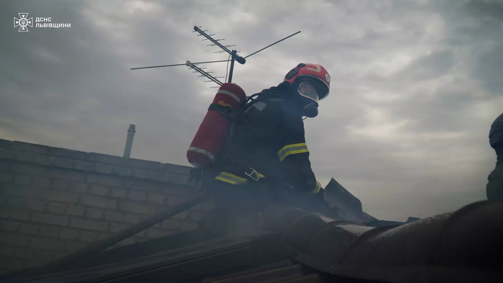 Фото до матеріалу: Попали в пожежу в Винниках: чоловік отримав опіки, будинок врятували