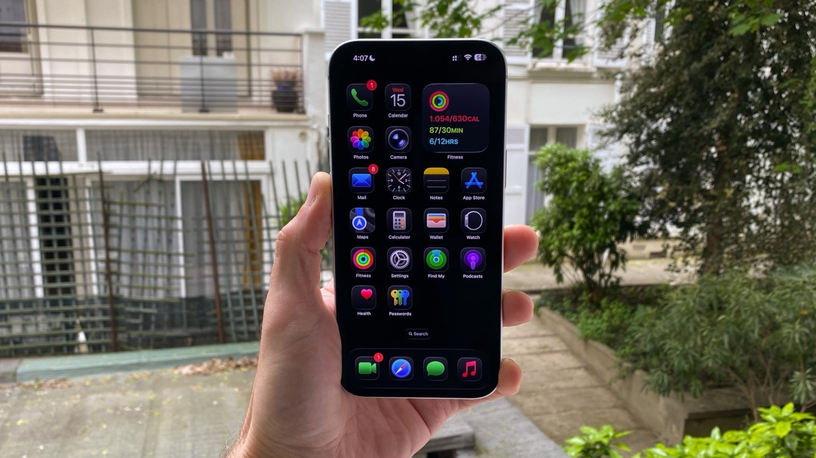 Фото до матеріалу: Як налаштувати темний режим на iPhone для максимальної економії заряду батареї