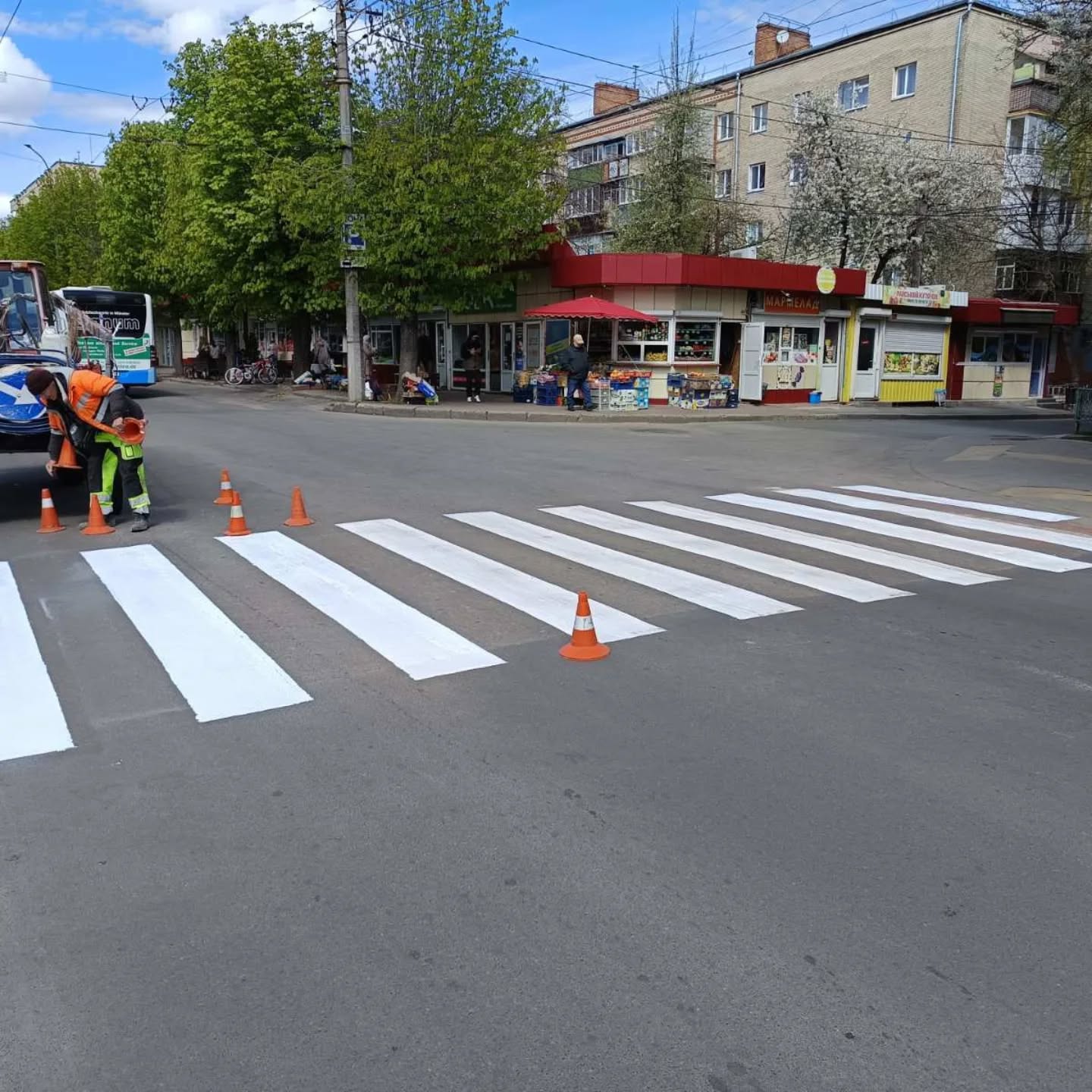Фото до матеріалу: Хмельницький: комунальники оновлюють дорожню розмітку на центральних магістралях