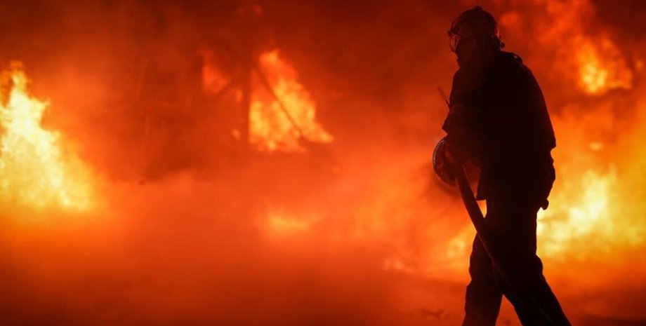 Фото до матеріалу: Пошкоджені житлові будинки, здійнялися пожежі та є поранені: перші наслідки масованої атаки на Київ