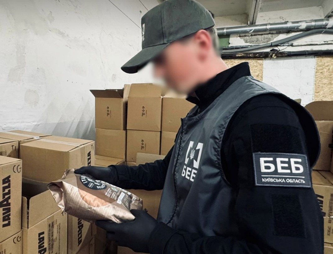 Фото до матеріалу: Підробка замість бренду: На Київщині викрито масштабне виробництво фальсифікованої кави