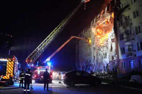 Фото до матеріалу: У Києві затримали нетверезого чоловіка, який розгулював зі зброєю серед перехожих