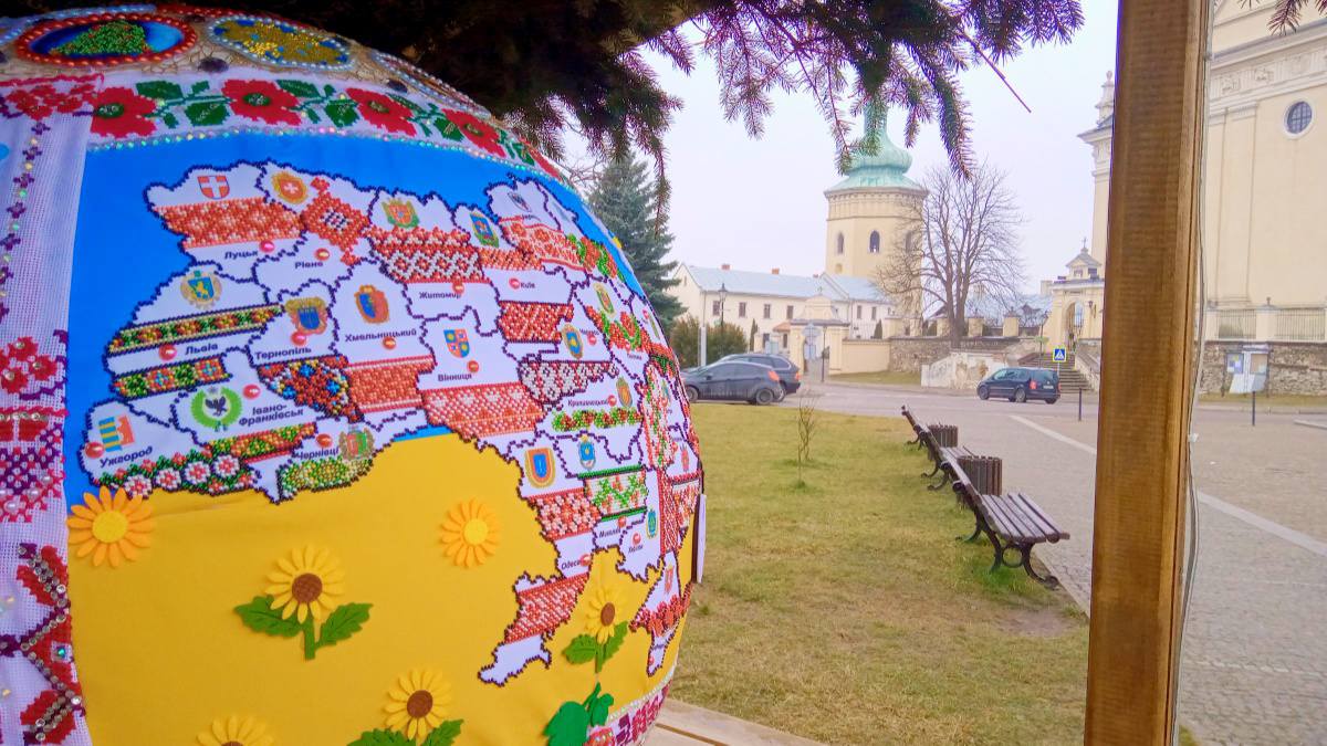 Фото до матеріалу: Жовківчанка Галя Ковальська встановила рекорд України: найбільша вишита різдвяна куля