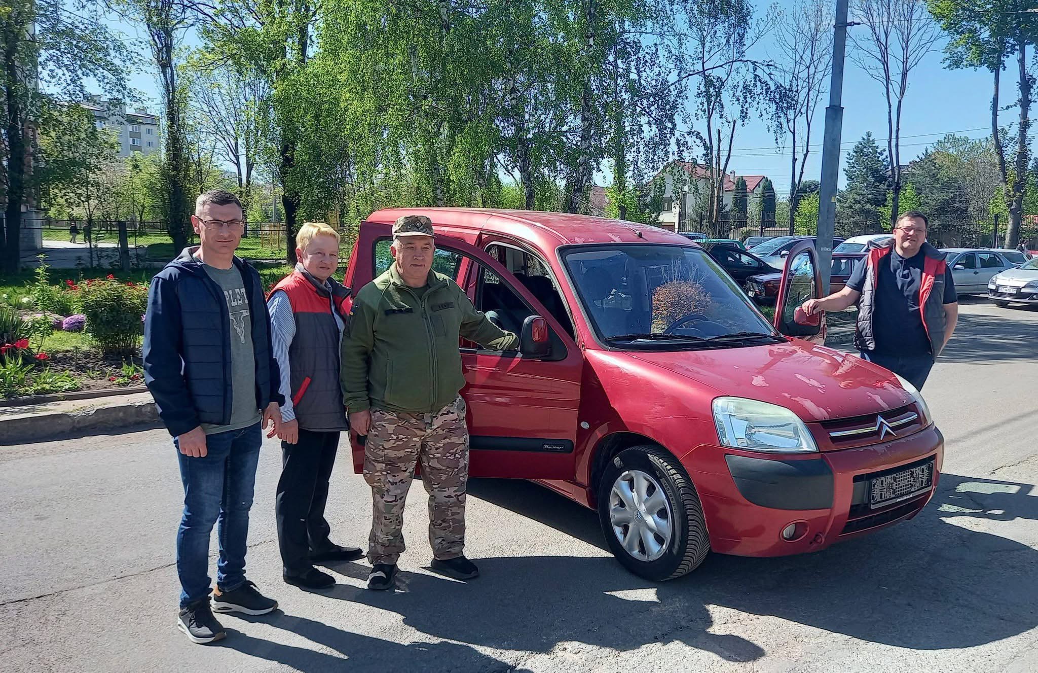 Фото до матеріалу: В Івано-Франківську колектив «Електроавтотрансу» передав автомобіль колишньому водієві-захиснику