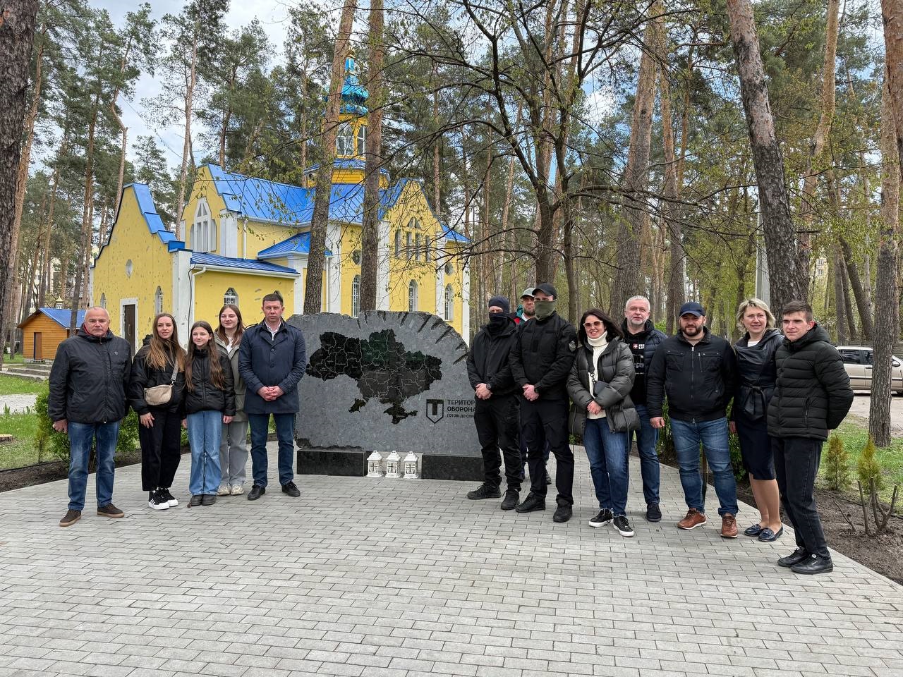Фото до матеріалу: Понад 40 туй висадили в Ірпені на честь захисників, які обороняли місто у 2022 році (ФОТО)