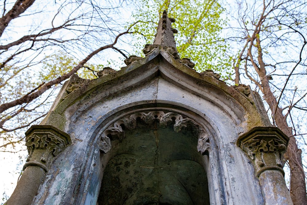 Фото до матеріалу: Загадки Кутківецького некрополя: старий католицький цвинтар вражає