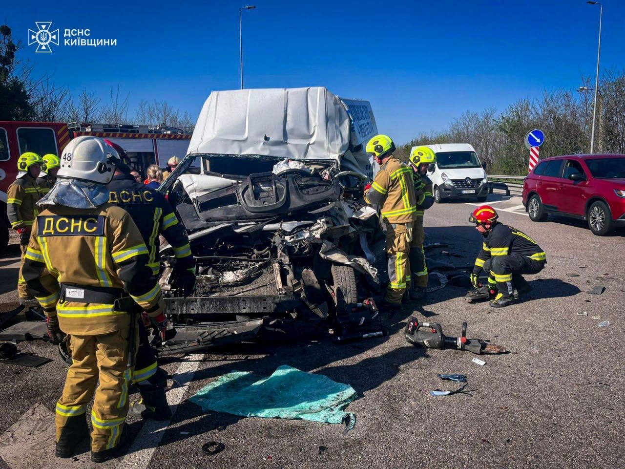 Фото до матеріалу: На Київщині зіткнулись вантажівка та мікроавтобус: постраждалих з понівеченого авто діставали рятувальники. Фото