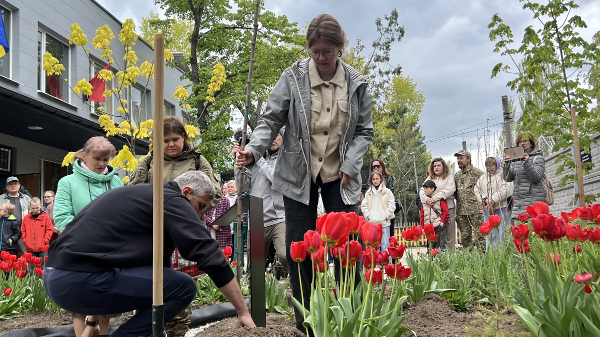 Фото до матеріалу: У Кривому Розі відкрили сквер пам'яті на честь загиблих волонтерів
