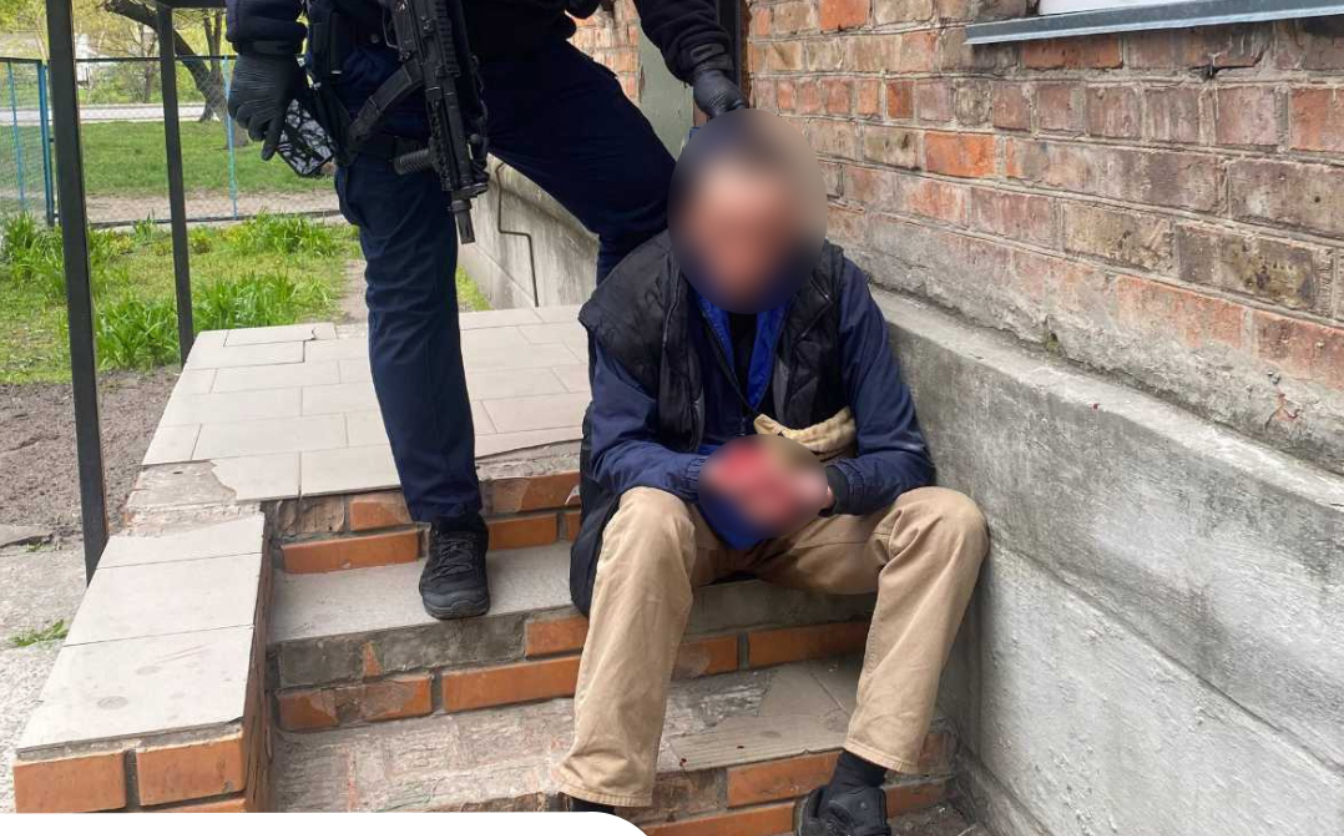Фото до матеріалу: У Черкасах затримали хулігана, який розбив вікно у лікарні