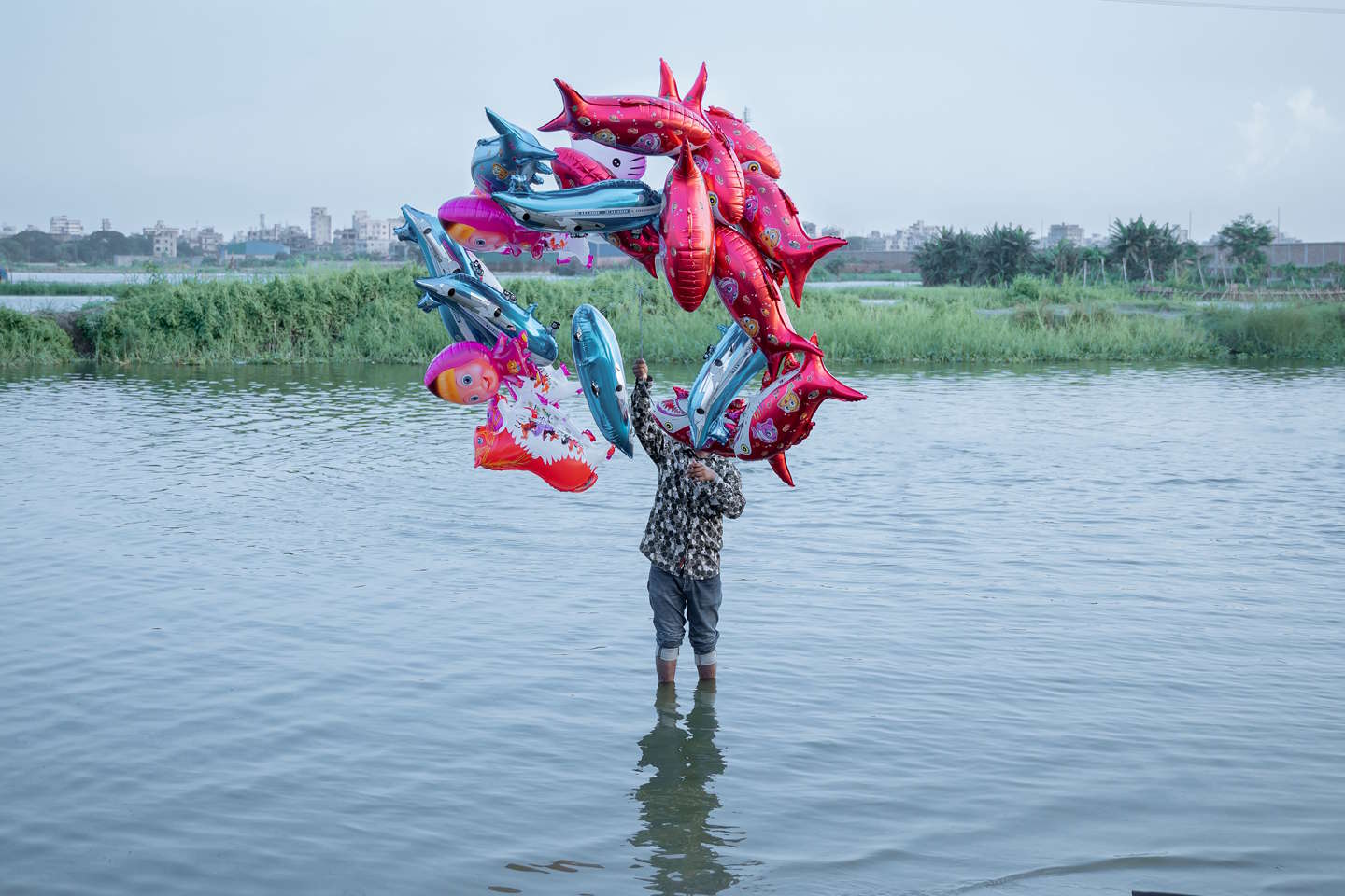 Фото до матеріалу: Sony World Photography Awards 2026: від хлопчика з повітряними рибами до босого вулканолога