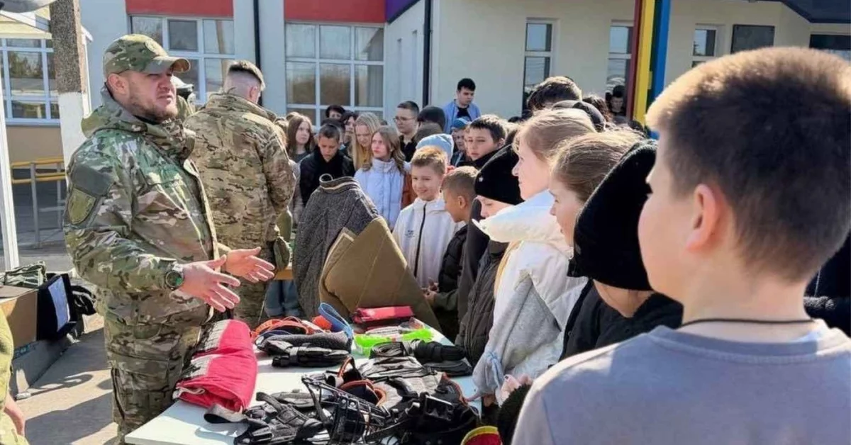Фото до матеріалу: Практичний урок безпеки для вінницьких школярів: поліція та ДСНС навчили діяти в критичних ситуаціях