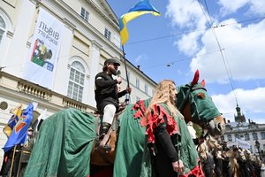 Фото до матеріалу: У Львові на площі Ринок підняли прапори всіх військових структур України