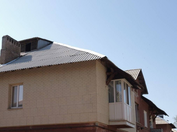 Фото до матеріалу: Від вікон до дахів: у Кривому Розі відновлюють пошкоджені росіянами будинки