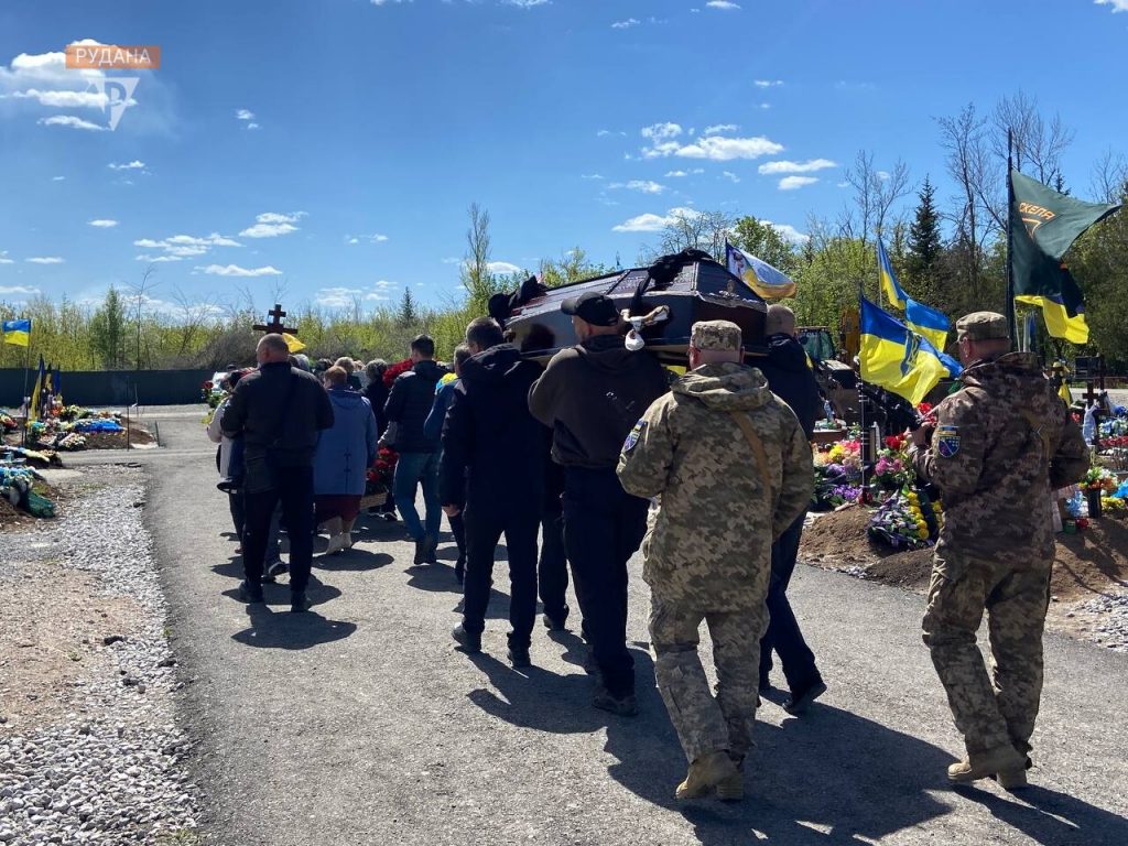 Фото до матеріалу: Кривий Ріг прощається з Анатолієм Трикулем: арселорівець загинув під Бахмутом
