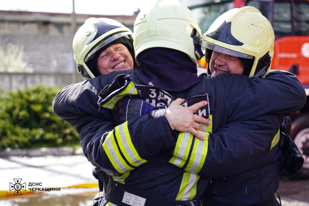 Фото до матеріалу: Шестеро ветеранів-пожежників Черкас офіційно вийшли на заслужений відпочинок