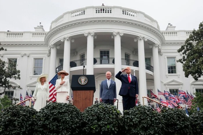 Фото до матеріалу: Меланія Трамп і королева Камілла у рожевих сукнях на вечері в Білому домі