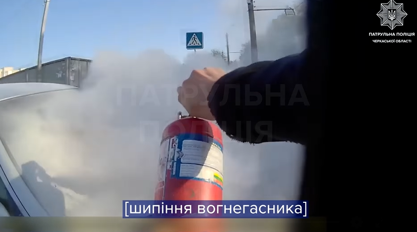 Фото до матеріалу: У Черкасах виявили авто, з-під капота якого йшов дим