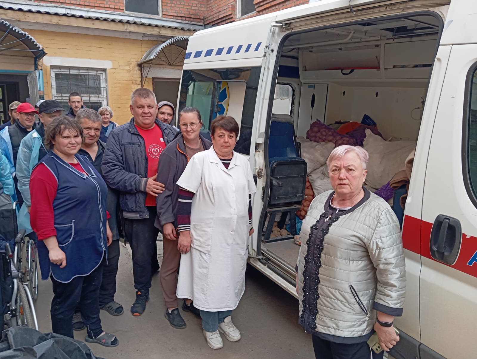 Фото до матеріалу: Мурованокуриловеччина передала тонну продуктів пораненим військовим у Вінниці