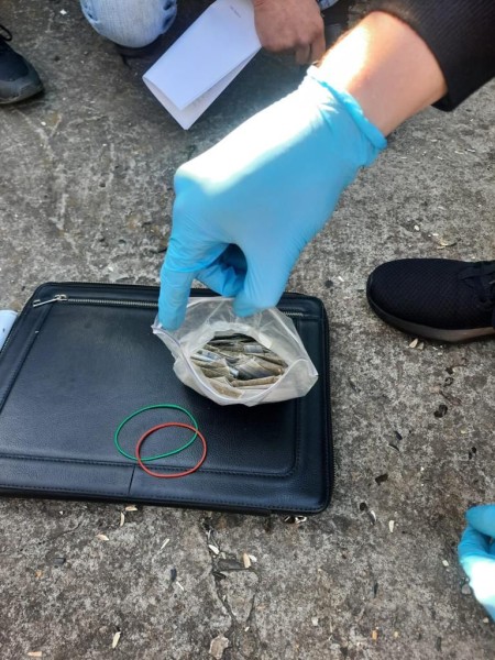 Фото до матеріалу: Криворізький наркоторговець затримався з 50 паковками канabisу