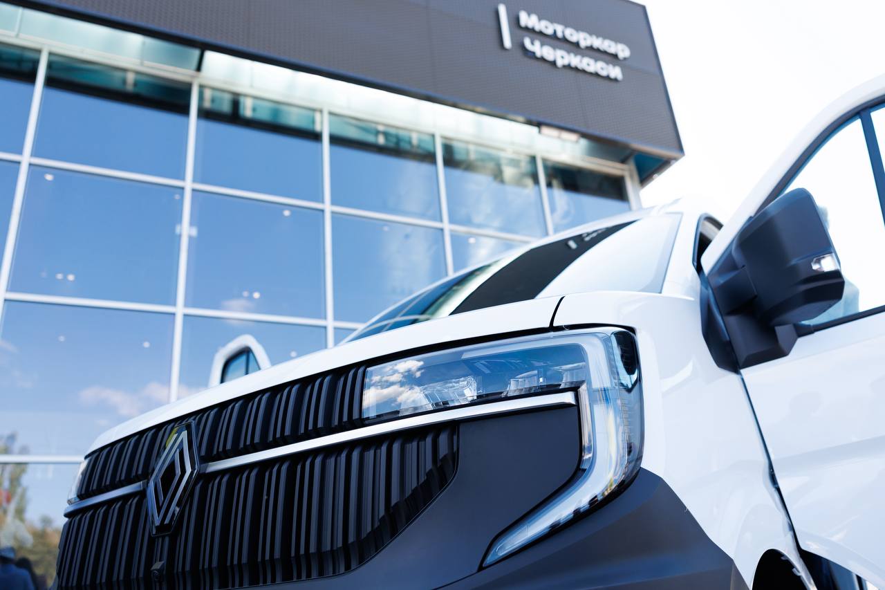 Фото до матеріалу: У Черкасах відкрили новий дилерський центр Renault: сучасний формат та новий Master для бізнесу
