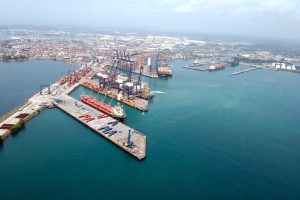 Фото до матеріалу: У морі розпочали демонтаж контейнеровоза MSC Baltic III, що сів на мілину