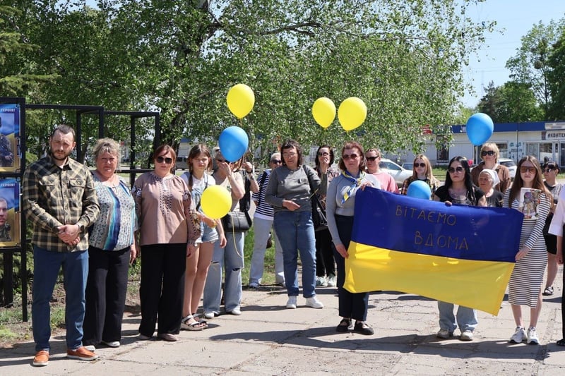 Фото до матеріалу: Військовий повернувся з полону і зняв банер зі своїм фото на Алеї Надії
