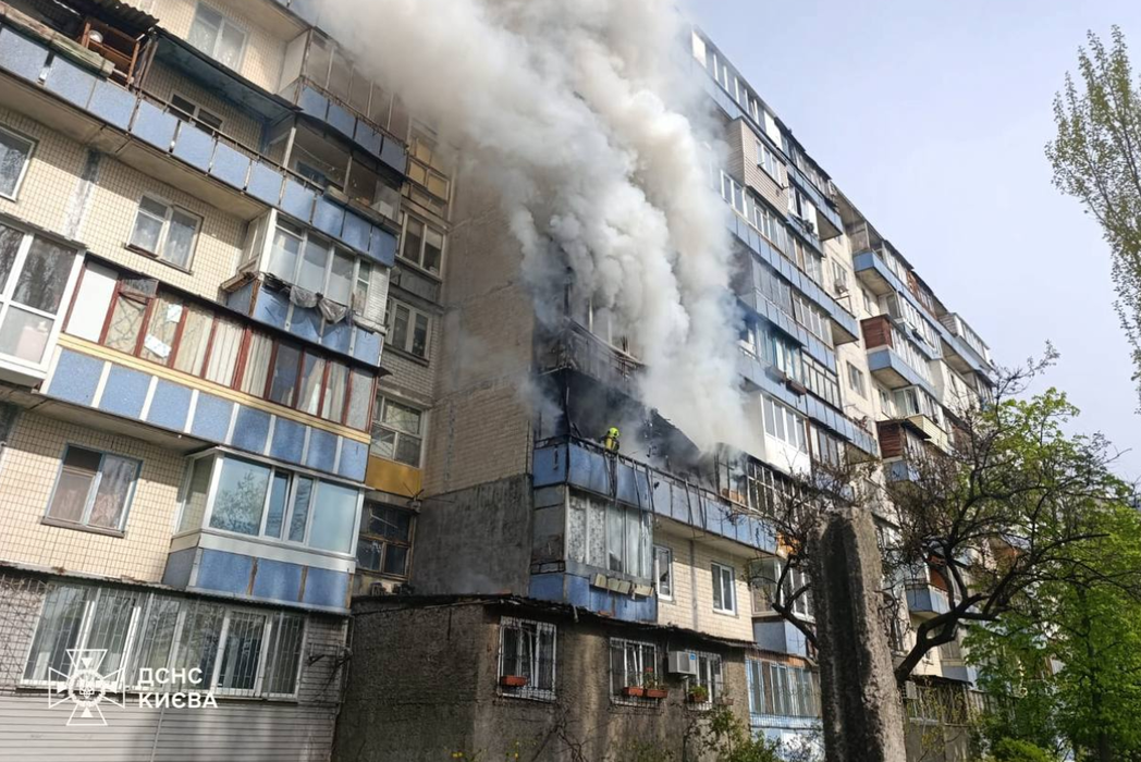 Фото до матеріалу: Пожежа в Оболоні: рятувальники евакуювали 6 осіб під час горіння дев'ятиповерхівки