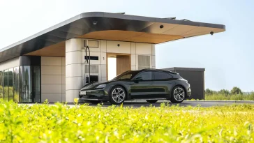 Фото до матеріалу: Швидкісна зарядка від ABB E-mobility навчилась знижувати навантаження на мережі
