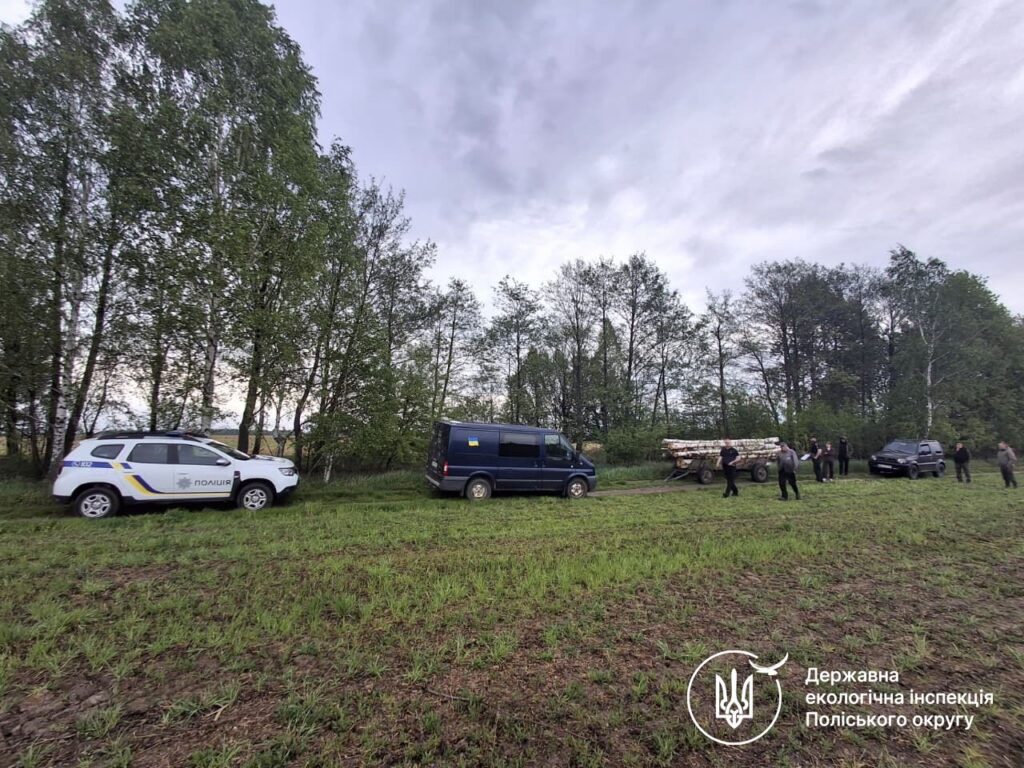 Фото до матеріалу: Дрон виявив трактор із краденими березами на Коростенщині