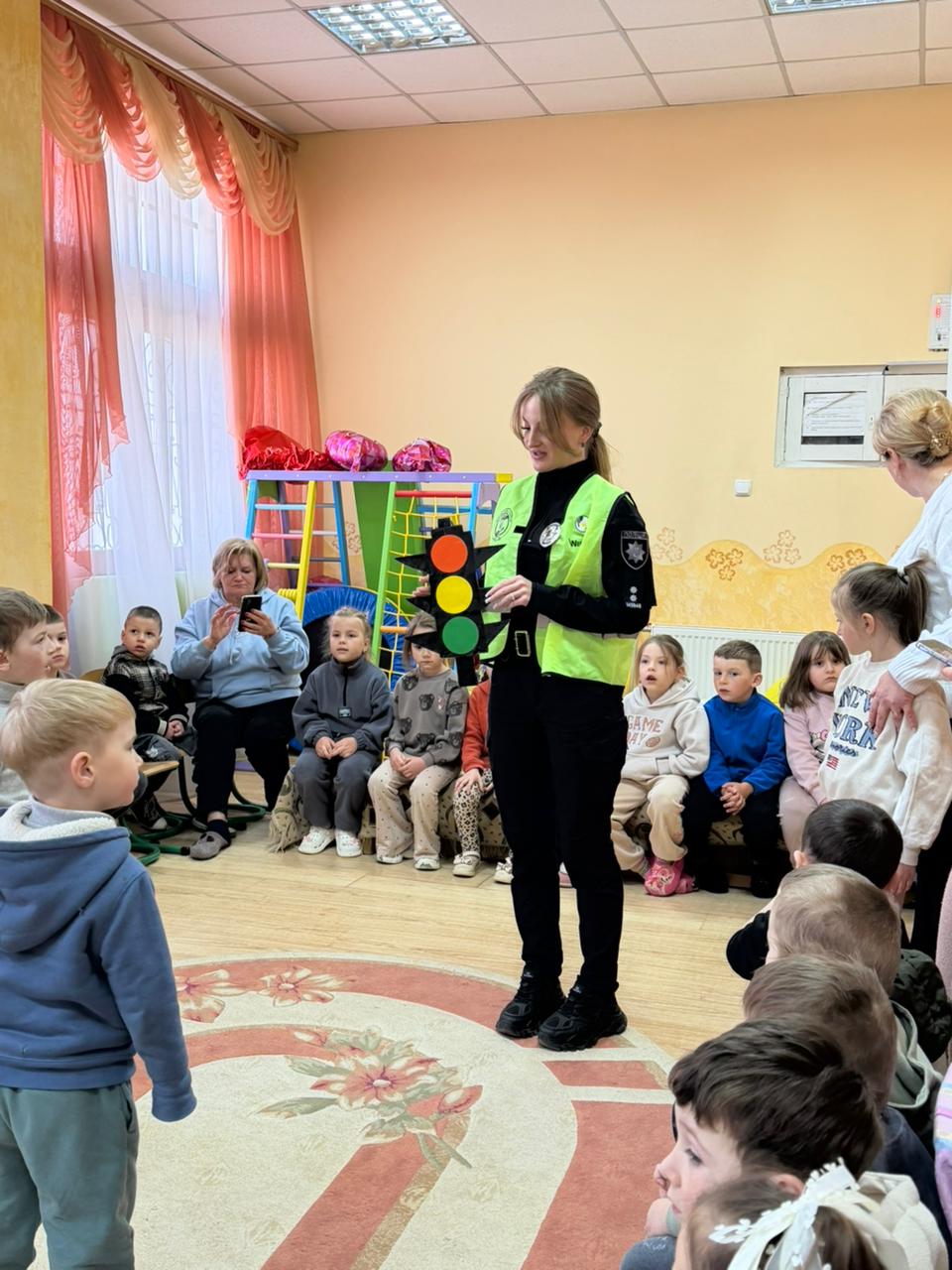 Фото до матеріалу: У Надвірній дошкільнят навчили правильно переходити дорогу