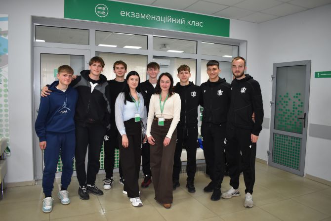 Фото до матеріалу: Гравці «ЛНЗ» склали іспит з ПДР у Черкасах