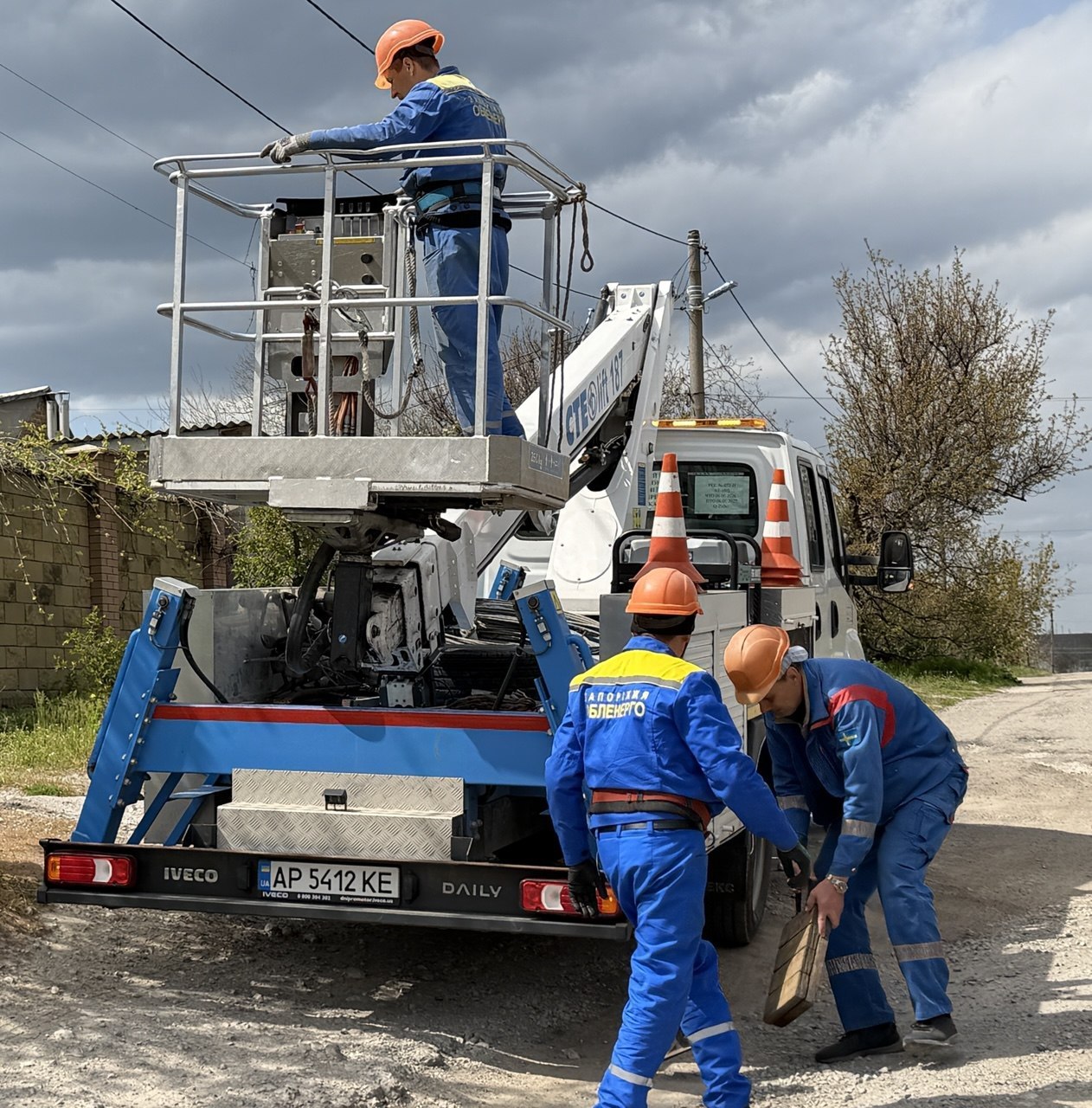 Фото до матеріалу: Понад 14,3 тисячі родин у Запорізькій області отримали світло за вихідні