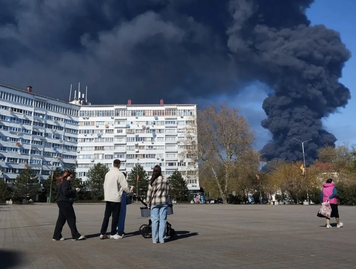 Фото до матеріалу: У Туапсе після атаки на НПЗ зафіксували масштабні пожежі та розлив нафтопродуктів